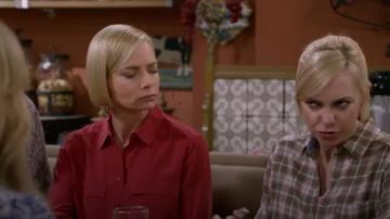 Equipment Slim Sig­na­ture Washed Silk Shirt worn by Jill Kendall (Jaime Pressly) in Mom Season 7 Episode 8
