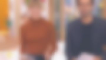 La falda larga en tela plisada "sun" forma rayas en hilo metálico de Maya Lauqué en La Quotidien el 26.11.2019