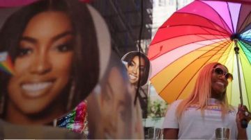 Camiseta con el logotipo de Versace X Pride usada por NeNe Leakes en The Real Housewives of Atlanta Temporada 12 Episodio 04