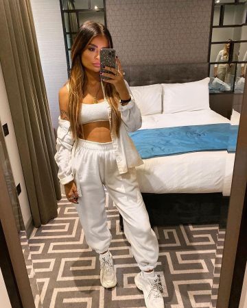 Shirt With Pock­ets In White of Leigh Woodz on the Instagram account @leighwoodz1
