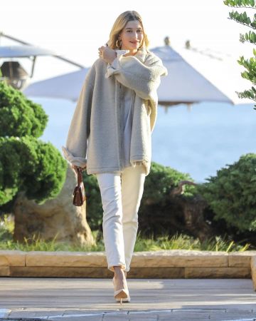 Jennifer Faisher Sami­ra Sil­ver Hoop Ear­rings worn by Hailey Baldwin Nobu November 22, 2019