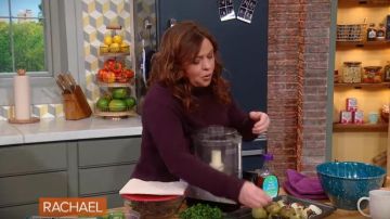 En cachemire Pull à col Roulé porté par Rachael Ray sur Rachael Ray Show le 25 novembre 2019