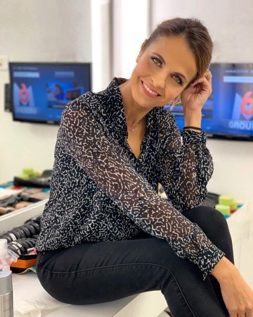 La clásica camisa de cuello de Cali Morales estampada en velo negro en la cuenta de Instagram de @calimoralesm6