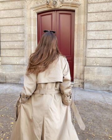 La gabardina de Laura Faujanet en la cuenta de Instagram de @laurafaujanet