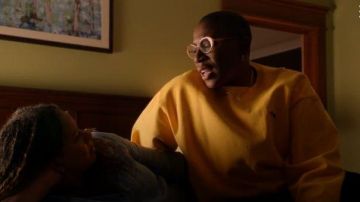 Melody Ehsani Fleur Jaune Patch Sweat-shirt porté par Henrietta 'Poule' Wilson (Aisha Hinds) dans le 9-1-1 Saison 03 Épisode 09