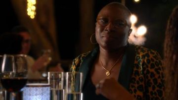Scotch & Soda Leopard Print Pyjama Blazer porté par Henrietta 'Poule' Wilson (Aisha Hinds) dans le 9-1-1 Saison 03 Épisode 09