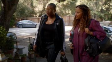 Adidas Adicolor Tartan de la Piste Veste portée par Henrietta 'Poule' Wilson (Aisha Hinds) dans le 9-1-1 Saison 03 Épisode 09