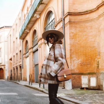 The bag Classic Celine camel worn by Margaux on the account Instagram of @estherjunelife 