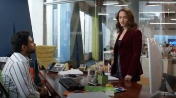 Theory Power One Button Chaqueta de pana moderna usada por Cara Bloom (Violett Beane) en God Friended Me Temporada 2 Episodio 9