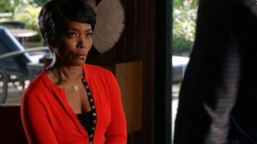 Proenza Schouler Rouge Crochet et Oeil Cardigan porté par Athena Subvention (Angela Bassett) dans le 9-1-1 Saison 03 Épisode 09