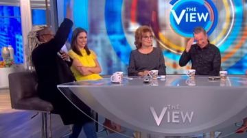 Kobi halperin Kalea Polka-Dot Bell-Manches Chemisier porté par Joy Behar sur Le point de Vue le 25 novembre 2019