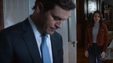 Chaqueta de moto de ante Blanknyc usada por Cara Bloom (Violett Beane) en God Friended Me Temporada 2 Episodio 9