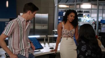 The top pattern of Iris West (Candice Patton) in Flash (S06E05)