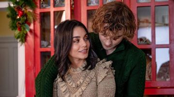 Paillettes d'or ruffle chandail porté par Brooke (Vanessa Hudgens) dans Le Chevalier Avant Noël