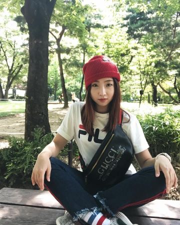 The white t-shirt Fila Minzy on the account Instagram of @_minzy_mz