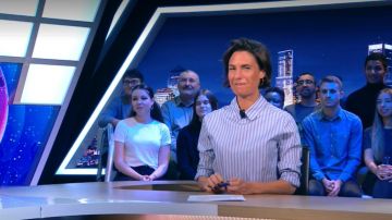 La camisa a rayas abotonada en la espalda de Alessandra Sublet en C'est Canteloup