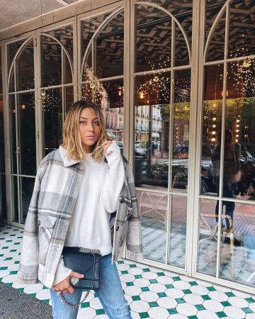 El abrigo corto gris a cuadros usado por Diane en la cuenta de Instagram de @dianeperreau
