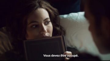 The book writing used by Eva (Ivana baquero explained) in Alta mar (S01E03)