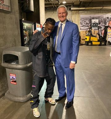 Evisu Noir Multi Poche Denim Selvedge Jeans usés par Travis Scott sur son Instagram account @travisscott