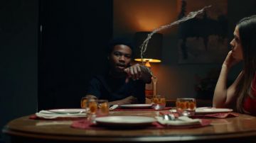 Dior Black T-Shirt en Coton avec 'Icône du CD" Logo porté par Roddy Ricch dans cette Extrémité de l'Orteil de la musique de la vidéo de l'exploit. Un Boogie Wit Da Hood