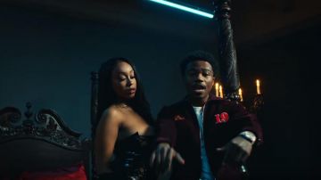 Il suffit de Ne Purple Tous En Velours côtelé ouvrier de la Veste portée par Roddy Ricch dans son Bout de l'Orteil de la musique de la vidéo de l'exploit. Un Boogie Wit Da Hood