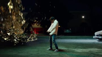 Nike Blanc et Bleu Air Force 1 Ombre portée par Roddy Ricch dans son Bout de l'Orteil de la musique de la vidéo de l'exploit. Un Boogie Wit Da Hood