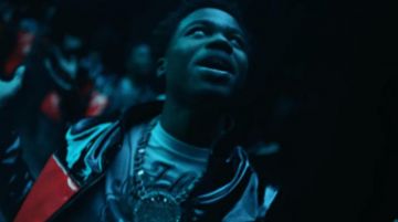Louis Vuitton Blanc de la Montagne Sainte Imprimé T-Shirt porté par Roddy Ricch dans cette Extrémité de l'Orteil officiel de la musique de la vidéo de l'exploit. Un Boogie Wit Da Hood