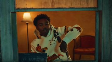 Louis Vuitton x Virgil Abloh Blanc Nouveaux Marcheurs Hoodie, portés par Roddy Ricch dans son Bout de l'Orteil de la musique de la vidéo de l'exploit. Un Boogie Wit Da Hood