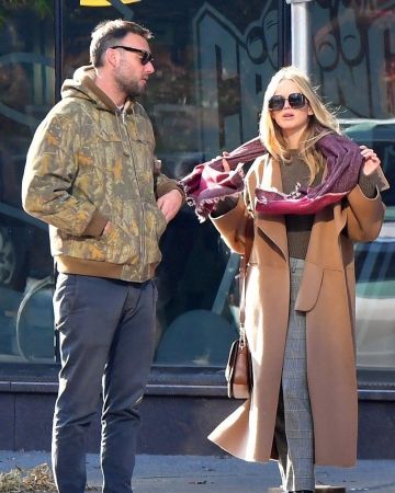 Dior Sostellaire 1 Square Sunglasses worn by Jennifer Lawrence New York City November 25, 2019