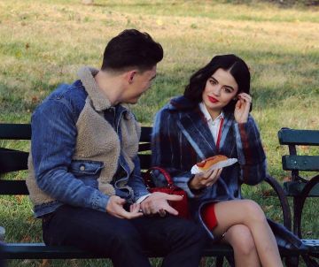 Smythe Double Breasted Plaid Car Coat usado por Lucy Hale Katy Keene Set noviembre 26, 2019