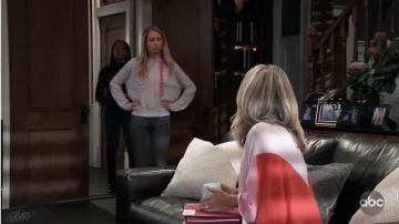 Aqua Cashmere Grey Hooded Sweater usado por Josslyn Jacks (Eden McCoy) como se ve en general Hospital 26 de noviembre de 2019