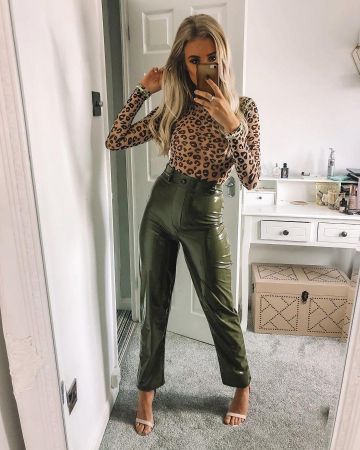 Tacones desnudos de Helena en la cuenta de Instagram @helenacritchley