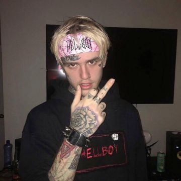 Pañuelo Hellboy pañuelo en rosa usado por Lil Peep en la cuenta de Instagram @fan_lil_peep__