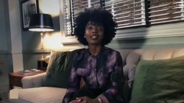 Marques' Almeida Print­ed Pur­ple Jack­et worn by Briana Johnson (MaameYaa Boafo) in Bluff City Law Season01 Episode10