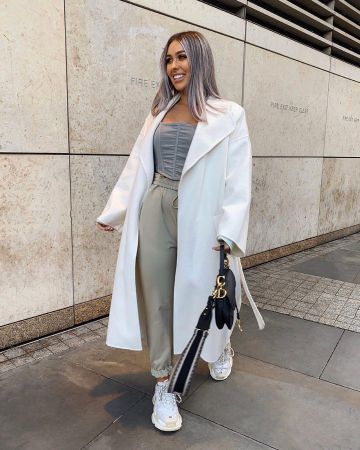 Abrigo de cinturón blanco de Natalia Kurda en la cuenta de Instagram @nataliakurda