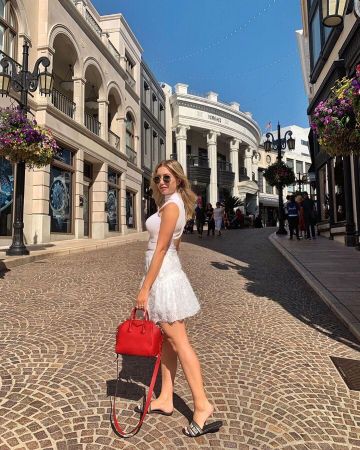 Ray Ban Uni­sex Icons Hexag­o­nal Sun­glass­es of Sarah Baitamouni Rabbat on the Instagram account @sarahbtm