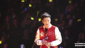 La chaqueta roja de T.O.P en 110912 TOP & TAEYANG RASGÓ LA CAMISA DE DAESUNG @ BIG BANG ALIVE TOUR NJ