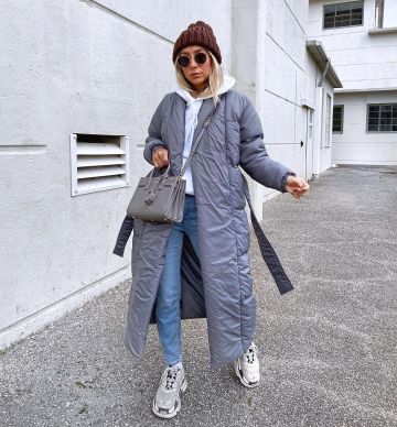  Pretty little thing Char­coal Grey Col­lar Puffer Maxi Coat of Emily Cocklin on the Instagram account @emilycocklin