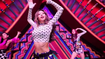 Patrón de "luna" superior blanca de Jennie Kim en BLACKPINK - '뚜두뚜두 (DDU-DU DDU-DU)' M/V
