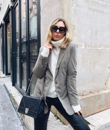The blazer light grey worn by Diana on the account Instagram of @dianeperreau
