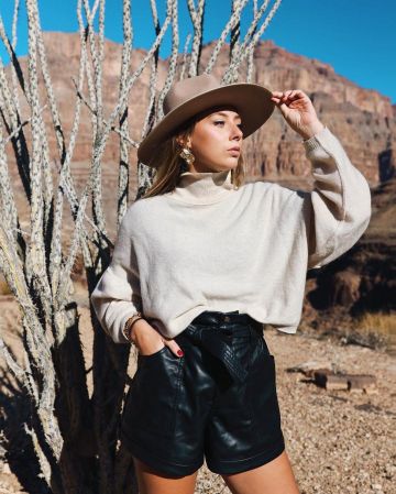 The short black leather belted worn by Diana on the account Instagram of @dianeperreau