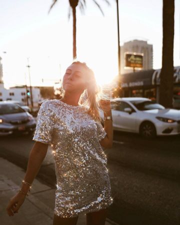 The dress t-shirt sequins worn by Diana on the account Instagram of @dianeperreau