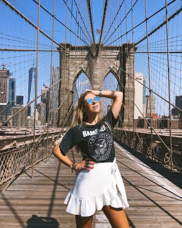 The t-shirt Ramones black worn by Diana on the account Instagram of @dianeperreau