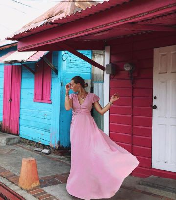 The long dress pink worn by Diana on the account Instagram of @dianeperreau