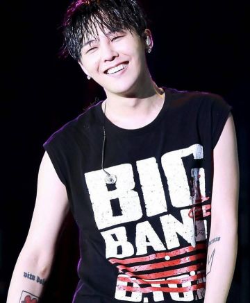 Camiseta negra big bang de G-Dragon en la cuenta de Instagram de @bigbang_official