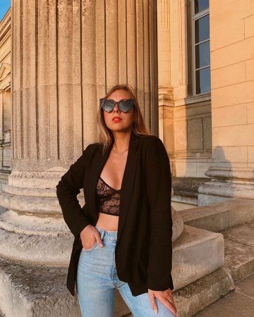 El blazer negro que lleva Diane en la cuenta de Instagram de @dianeperreau