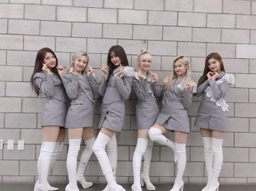 Botas de muslo blancas en la cuenta de Instagram de @official_everglow
