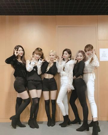 Los pantalones cortos negros de cintura alta en la cuenta de Instagram de @official_everglow