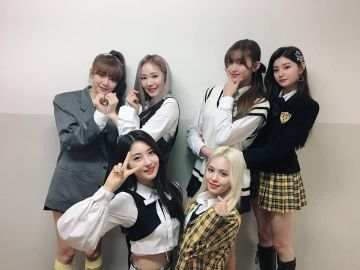 La chaqueta amarilla a cuadros en la cuenta de Instagram de @official_everglow