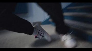Las zapatillas White Asics usadas por uno de los personajes de la serie Mortel (episodio 1)